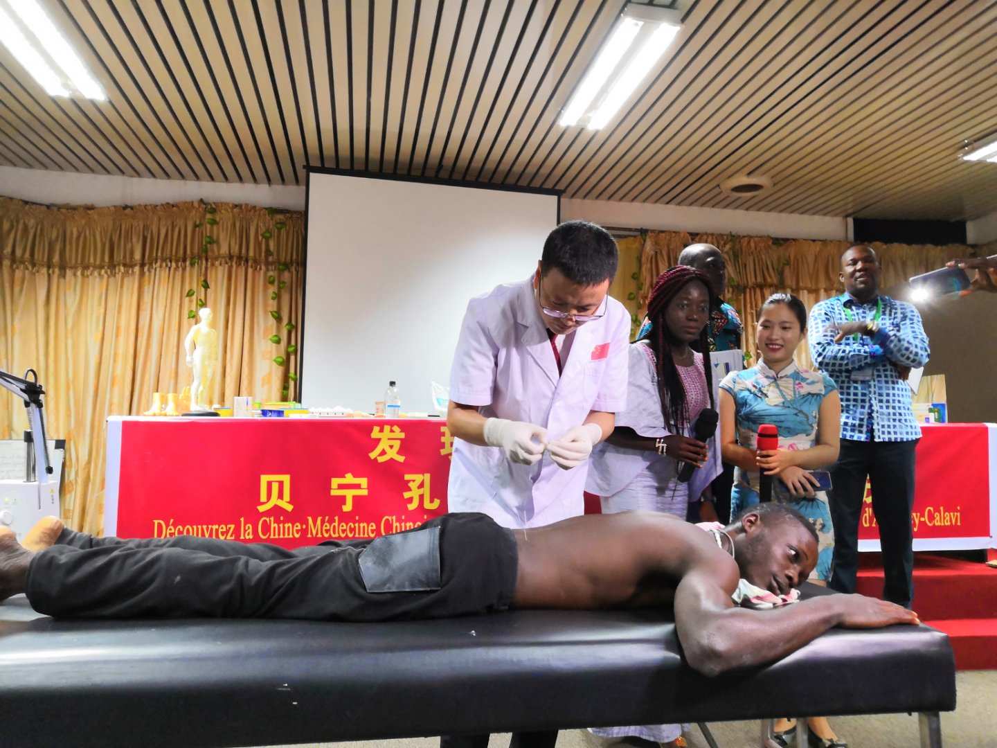 Traitement des douleurs de hanche et de dos: la ventouse coulissante et l’accupuncture pour le soulagement