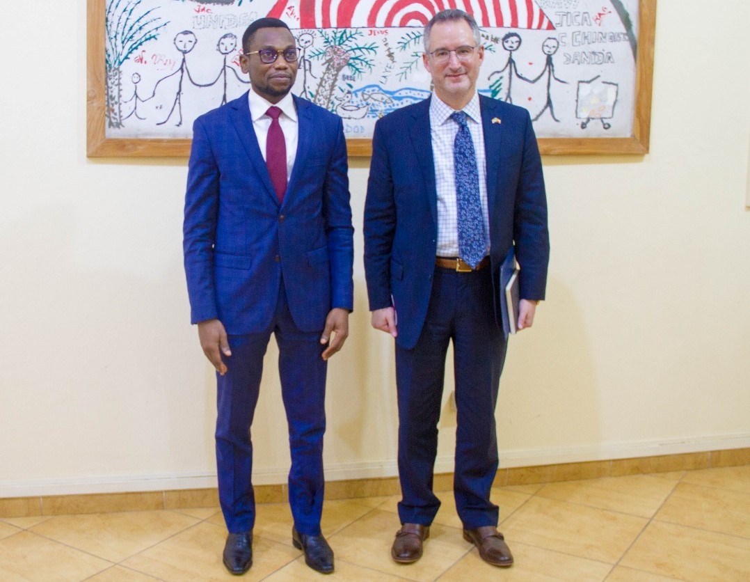 Appui au secteur de la santé : Brian W. Shukan au cabinet du Ministre de la Santé