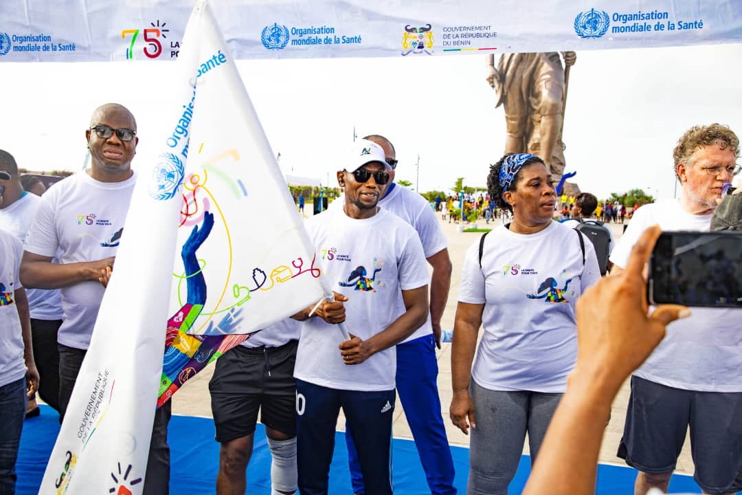 Célébration des 75 ans de l’OMS : la marche flambeau pour la santé, l’apothéose