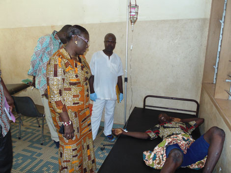 Dorothée KINDE-GAZARD au chevet des malades et sensibilise les élus locaux .