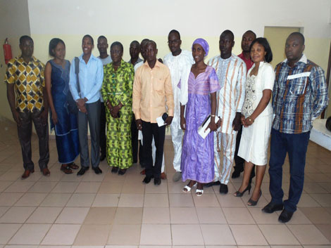 Reconnaissance de mérite aux jeunes médecins.
