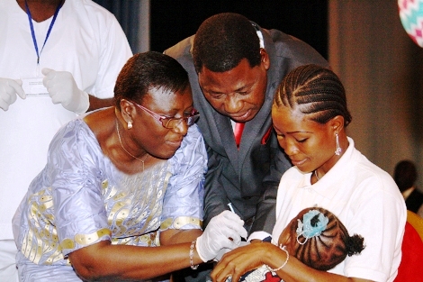 Lancement de la campagne de vaccination contre la méningite : Boni yayi vaccine la 100.000.000ème personne avec le vaccin Men AfriVac en Afrique