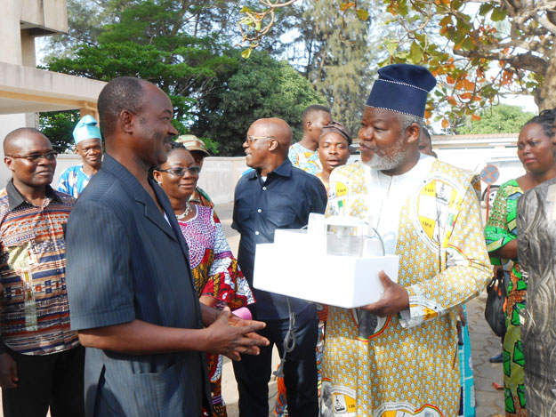 Cérémonie de remise des équipements au Ministère de la santé par le Directeur National de Borne Fonden Bénin.