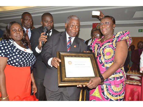 Le professeur Dorothée Akoko Kindé-Gazard décorée par le Rotary