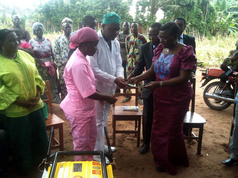 Centre de santé de Dookê : Dorothée Kindé Gazard vole au secours des parturientes avec un groupe électrogène