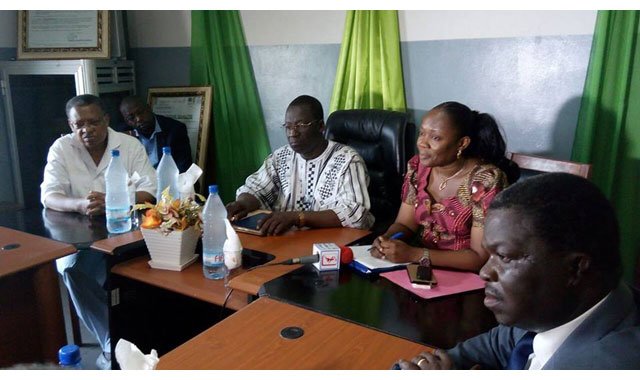 Alassane SEIDOU en concertation avec les responsables de l’HOMEL.