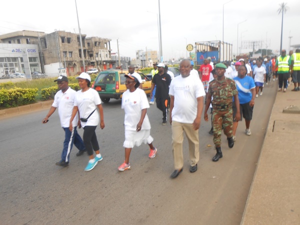 Le Ministre DOSSOU TOGBE donne le bon exemple aux Béninois