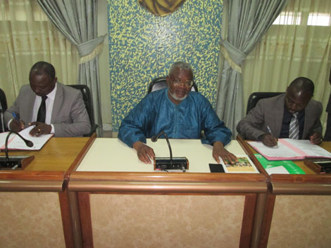 Passation de charge entre le Secrétaire Général entrant et le sortant.