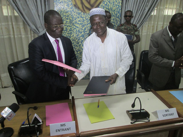 La cérémonie de passation de charges entre Monsieur Antoine DOMAH, Ministre de la Santé sortant et Dr Alassane SEIDOU, Ministre de la Santé entrant.