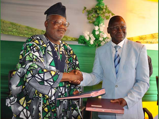 La cérémonie de passation de charge entre le Docteur Pascal DOSSOU TOGBE, Ministre de la Santé sortant et   Antoine DOMAH, Ministre de la Santé entrant.